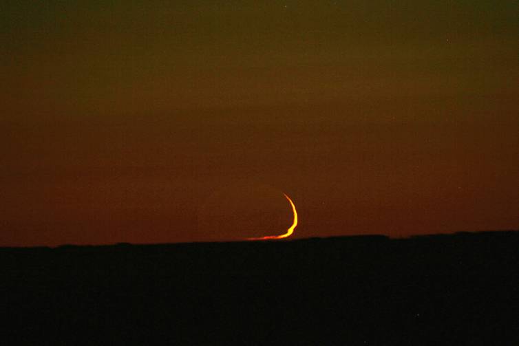 'Crooked Crescent' Moonset from La Palma 8/2007  Dr Francisco Diego UCL