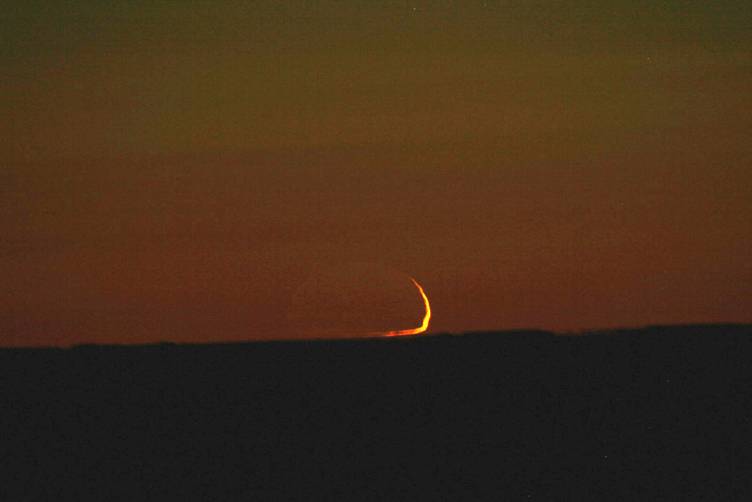 'Crooked Crescent' Moonset from La Palma 8/2007  Dr Francisco Diego UCL